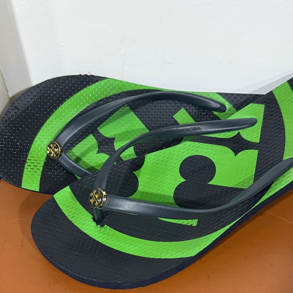 Tory Burch Emory Logo Flip Flops in a green and black colorway - Picture 7 of 8